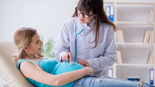 When Should Pregnant Women Visit a Maternity Specialist?